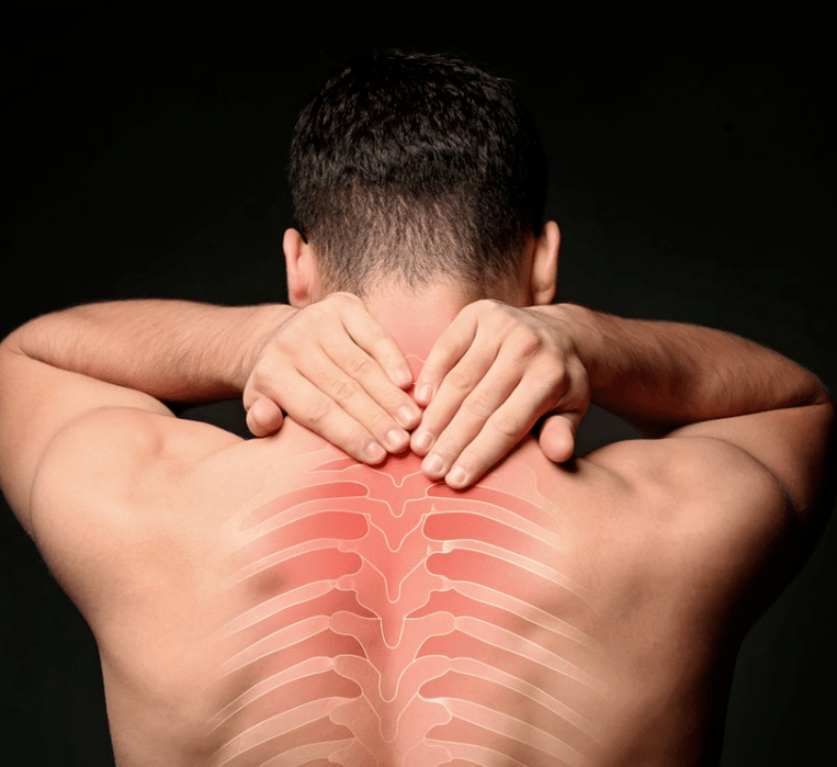 Moški je zaskrbljen zaradi osteohondroze prsne hrbtenice