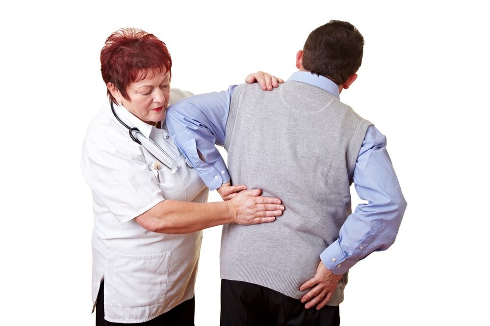 zdravnik pregleda hrbet zaradi bolečin