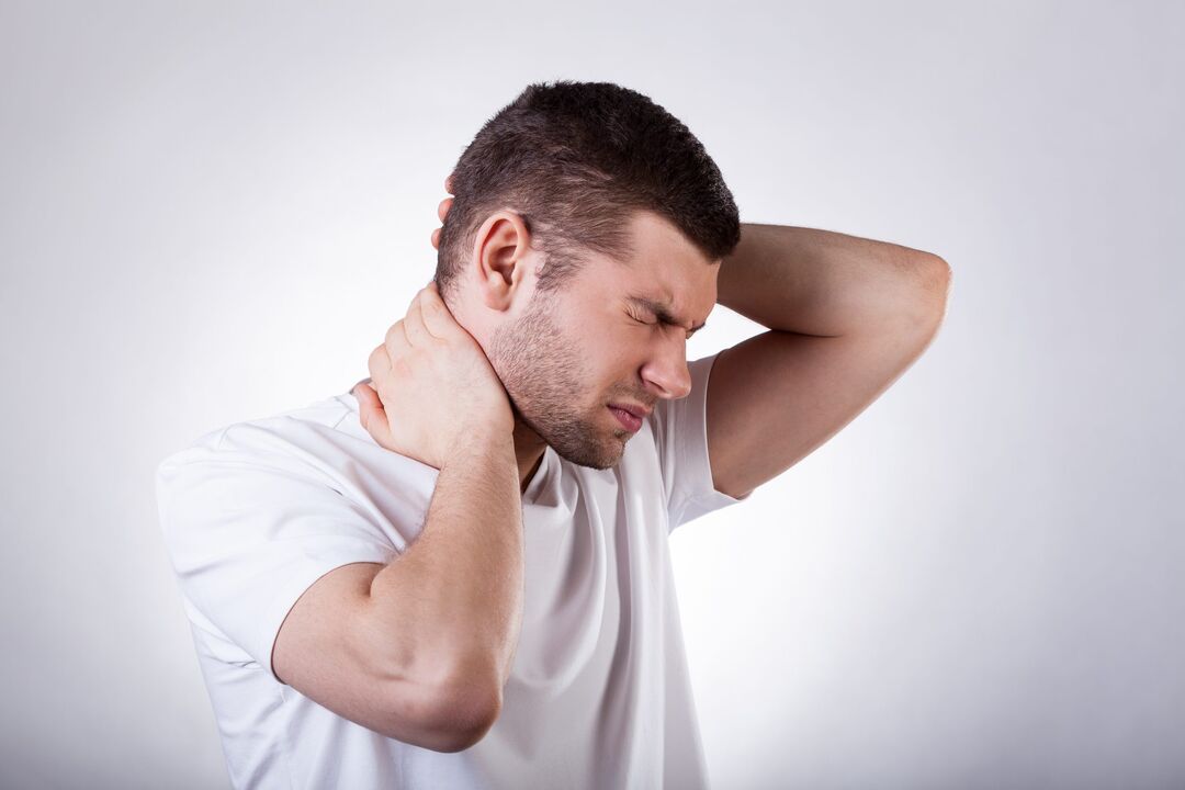 Moški je zaskrbljen zaradi cervikalne osteohondroze, ki zahteva kompleksno zdravljenje