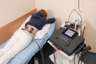 Elektroforezo predpisuje bolnikom za zdravljenje bolečine v križu in vnetje